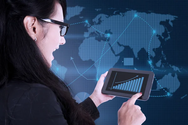 Geschäftsfrau mit digitalem Touchpad auf Weltkarte Hintergrund — Stockfoto