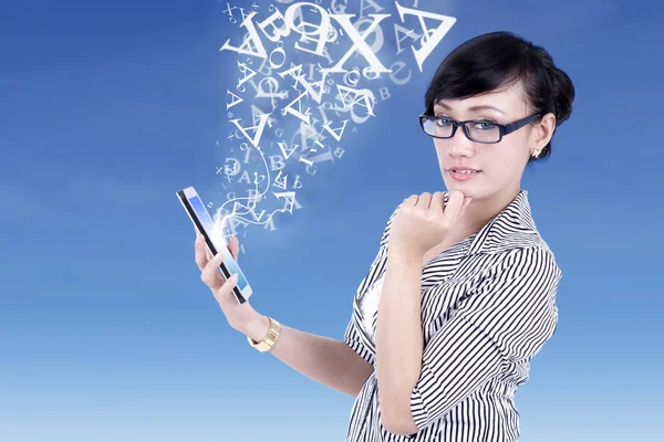 Iş kadını ve uçan harfler ile dijital tablet — Stok fotoğraf