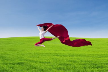 şaşırtıcı dansçı kırmızı eşarp ile sahada atlama