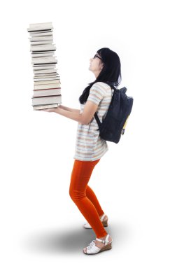 Asyalı kız öğrenci getirmek yığın izole kitap-