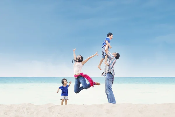 Famille asiatique profiter du temps à la plage — Photo