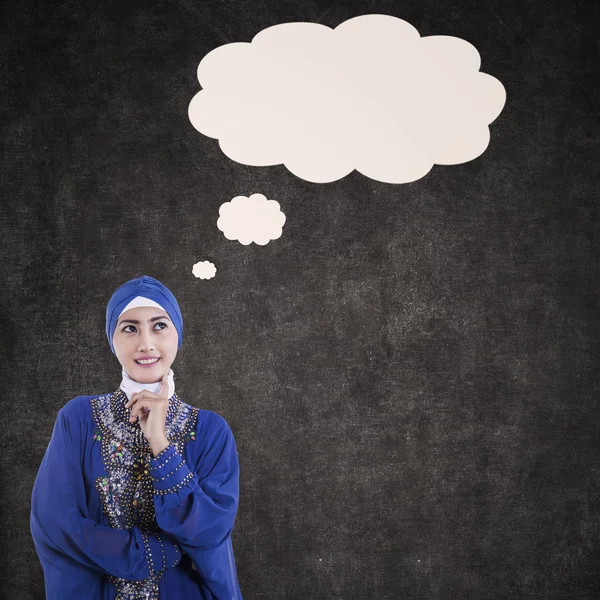 Asiática mujer musulmana pensando con nube en blanco — Foto de Stock