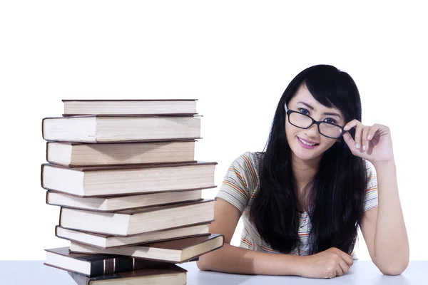 Estudante nerd feminino bonito e livros - isolado — Fotografia de Stock