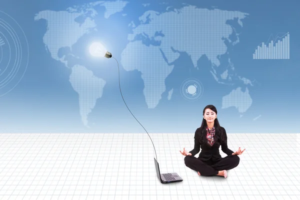 Деловая женщина медитировать с ноутбуком на фоне карты мира — стоковое фото