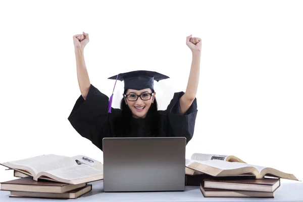 Een geïsoleerde schot van succesvolle afgestudeerde met boeken en laptop — Stockfoto