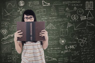 Asyalı öğrenci sınıf kitap tutun