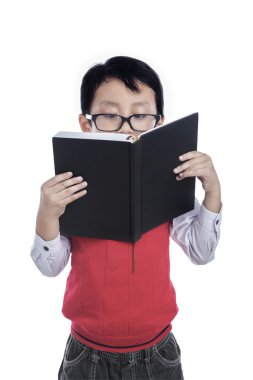 Asyalı çocuk üzerinde beyaz izole kitap - okuma