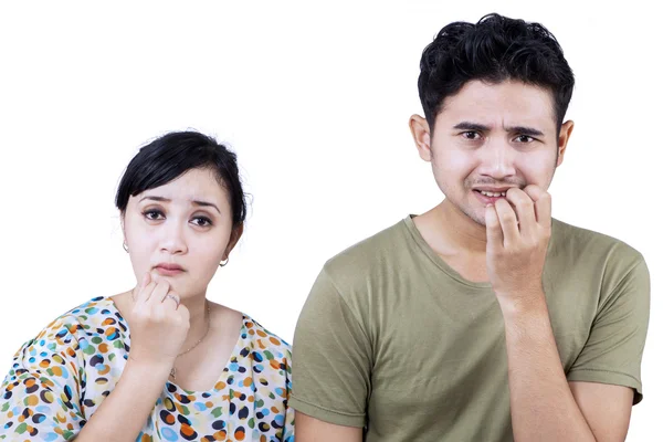 Temerosa expresión de pareja mordiendo clavos - aislado — Foto de Stock