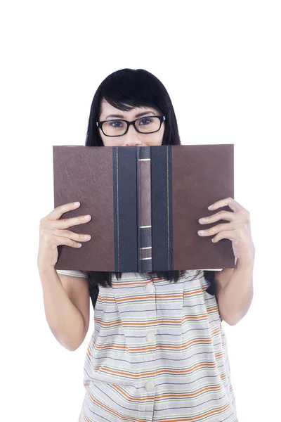 Ασίας θηλυκό διαβάσει βιβλίο σε λευκό — Φωτογραφία Αρχείου