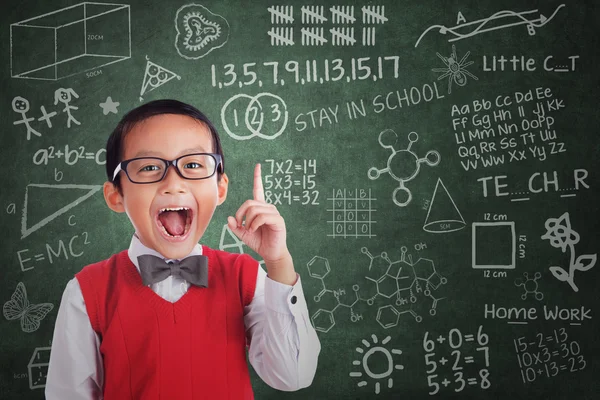 Asyalı çocuk öğrenci sınıfta fikri vardır