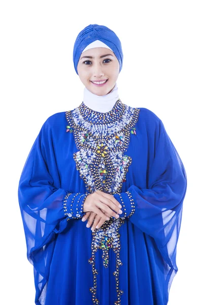 Muslim fêmea bonita isolado em branco — Fotografia de Stock
