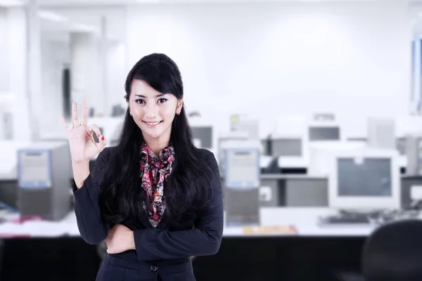 Businesswoman approval gesture at office — Stock Photo, Image