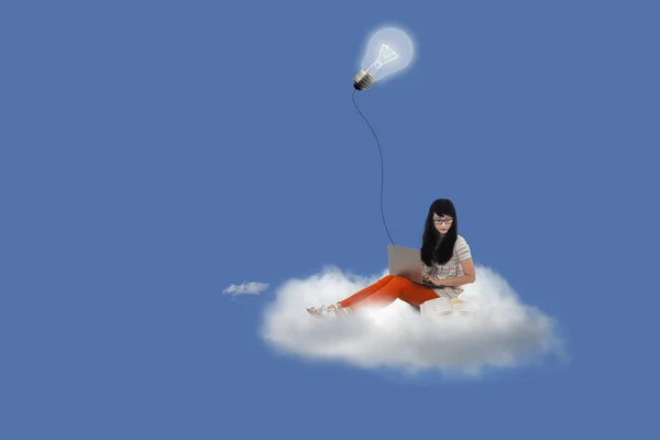 Hermosa mujer en la nube con computadora y lámpara — Foto de Stock