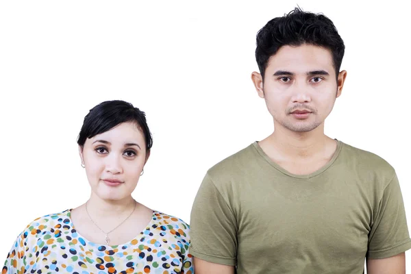 Casal asiático olhando para câmera - isolado — Fotografia de Stock