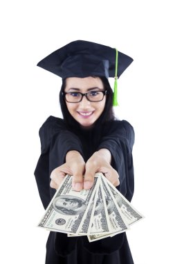 Asyalı kadın mezunu para üzerinde beyaz holding