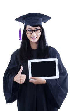 çekici kadın mezunu tutmak e-tablet ve başparmak