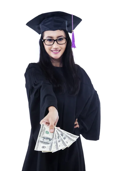 Asiático feminino graduado segurando dinheiro - isolado — Fotografia de Stock