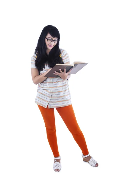 Aziatische vrouwelijke student lezen boek op wit — Stockfoto