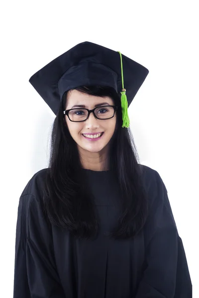 Gyönyörű női diplomás mosolyogva - elszigetelt — Stock Fotó