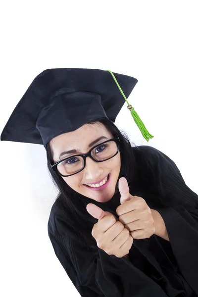 Close-up vrouwelijke afgestudeerd met Duimschroef opwaarts - geïsoleerd — Stockfoto