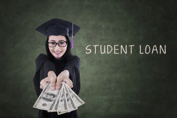 Feminino graduado obter dinheiro de empréstimo estudantil — Fotografia de Stock
