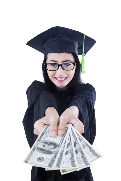 Asiático feminino graduado dando dinheiro - conceito de custo de educação — Fotografia de Stock