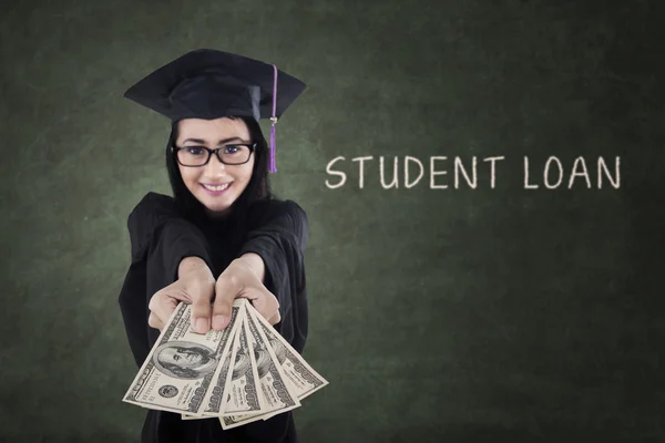Feminino graduado pagando empréstimo estudante — Fotografia de Stock