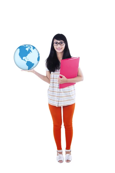 College student holding globe en map — Stockfoto