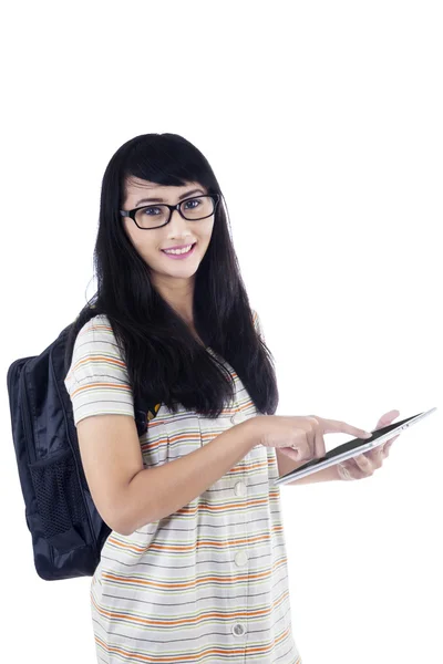 Collegestudent med digital tablet — Stockfoto