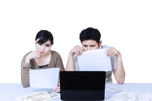 Casal triste olhando para laptop - isolado — Fotografia de Stock