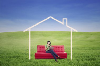 Asyalı kadın rüya evinde açık kahve içmek