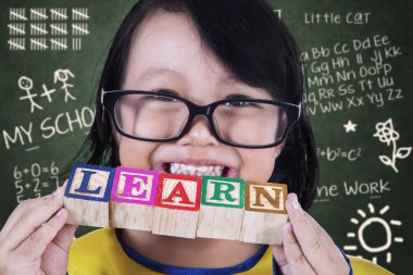 yakın çekim kız lisansüstü tutun öğrenmek sınıf ahşap oyuncak