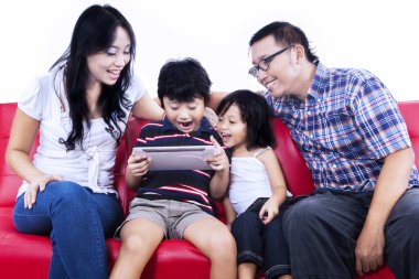 heyecanlı aile izole internet - oyun oynama