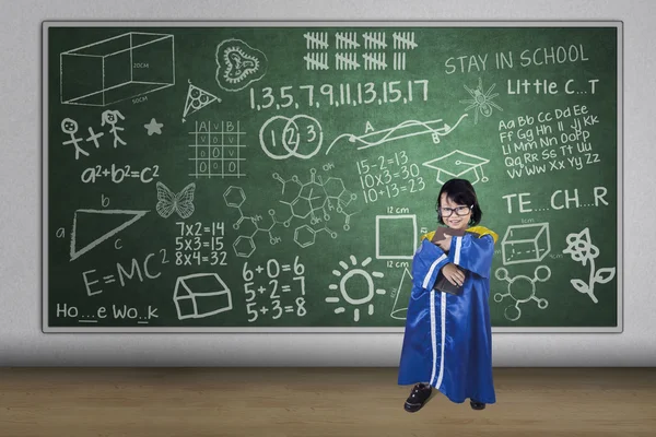 Aziatisch meisje afgestudeerde bedrijf boek in klasse — Stockfoto