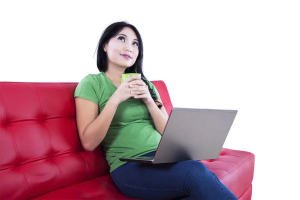 Hermosa mujer disfrutando del café - aislado — Foto de Stock