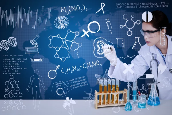 Schöne Wissenschaftlerin Zeichnung auf blauem Hintergrund — Stockfoto