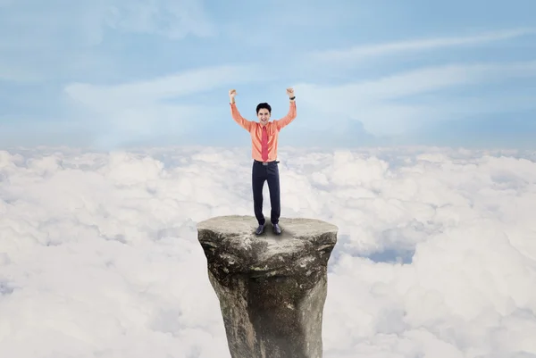 Empresário exultante acima da nuvem ao ar livre — Fotografia de Stock