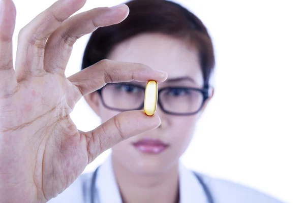 Capsula close-up tenuta dal medico femminile - isolata — Foto Stock