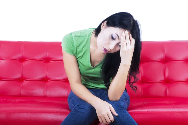 Bliska depresji kobieta na czerwonej kanapie - na białym tle — Zdjęcie stockowe