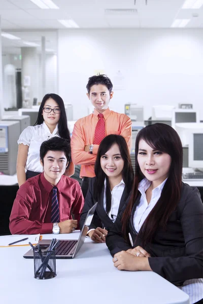 Team aziendale fiducioso in ufficio — Foto Stock