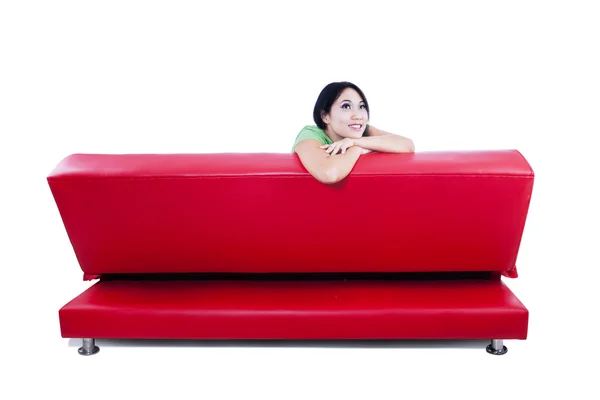 Na białym tle obraz czerwona kanapa z kobieta zamyślony — Zdjęcie stockowe