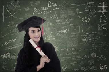 güzel kadın mezuniyet elbisesi giymiş sınıfta mezun oldu.