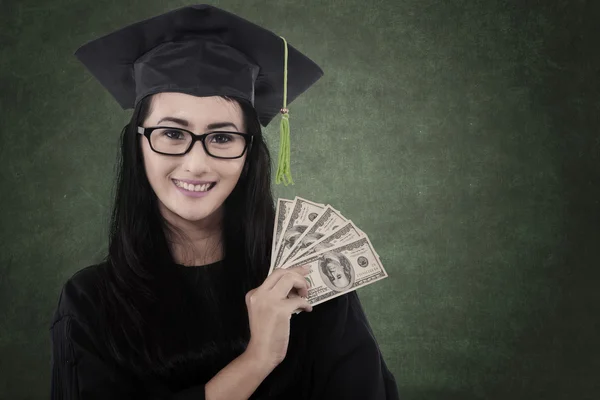 Estudante de pós-graduação bonita obter dinheiro — Fotografia de Stock