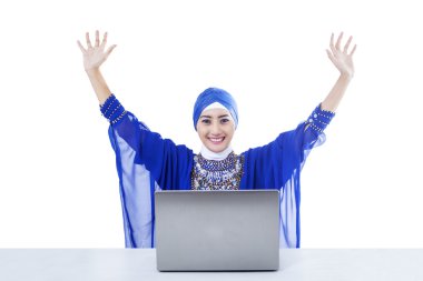 mutlu kadın Müslüman ve laptop - izole