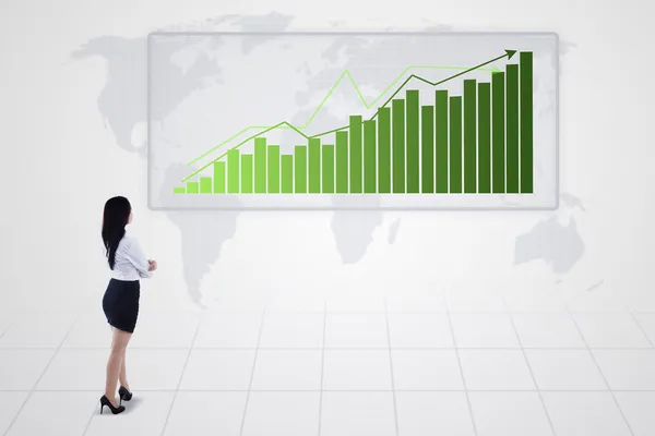 Staafdiagram met toenemende tendens en zakenvrouw - geïsoleerd — Stockfoto