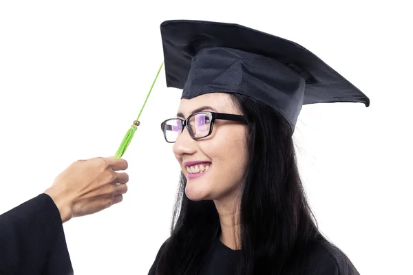 Attraktiva graduate fastställande mortarboard — Stockfoto