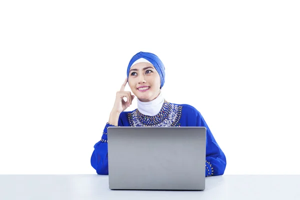 Schönes muslimisches Denken mit Laptop - isoliert — Stockfoto