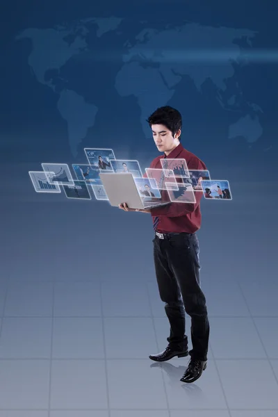 Hombre de negocios y fotos digitales en el mapa azul del mundo — Foto de Stock