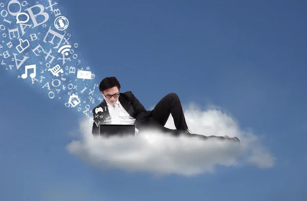 Asiatico businessman working su cloud con flying alfabeto — Foto Stock