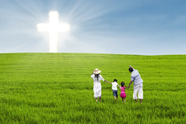 Famiglia cristiana sul campo verde — Foto Stock